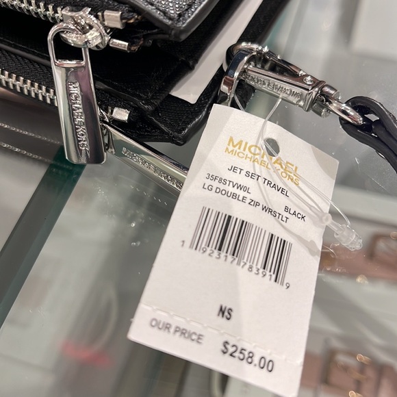 MICHAEL KORS LARGE DOUBLE ZIP WRISTLET WALLET PHONE CASE CLUTCH 
Black - Picture 4 of 16